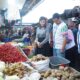 CALON Gubernur Sumatera Utara (Sumut) nomor urut 1, Bobby Nasution bersama istrinya Kahiyang Ayu mengunjungi Pasar Pagi Gunungsitoli, Jumat (1/11/2024) sore. Waspada/Ist