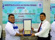 Kompatir Serahkan Piagam Penghargaan Kepada Jajaran Direksi Perumda Tirtanadi
