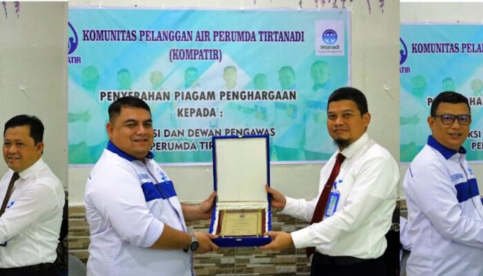 Kompatir Serahkan Piagam Penghargaan Kepada Jajaran Direksi Perumda Tirtanadi
