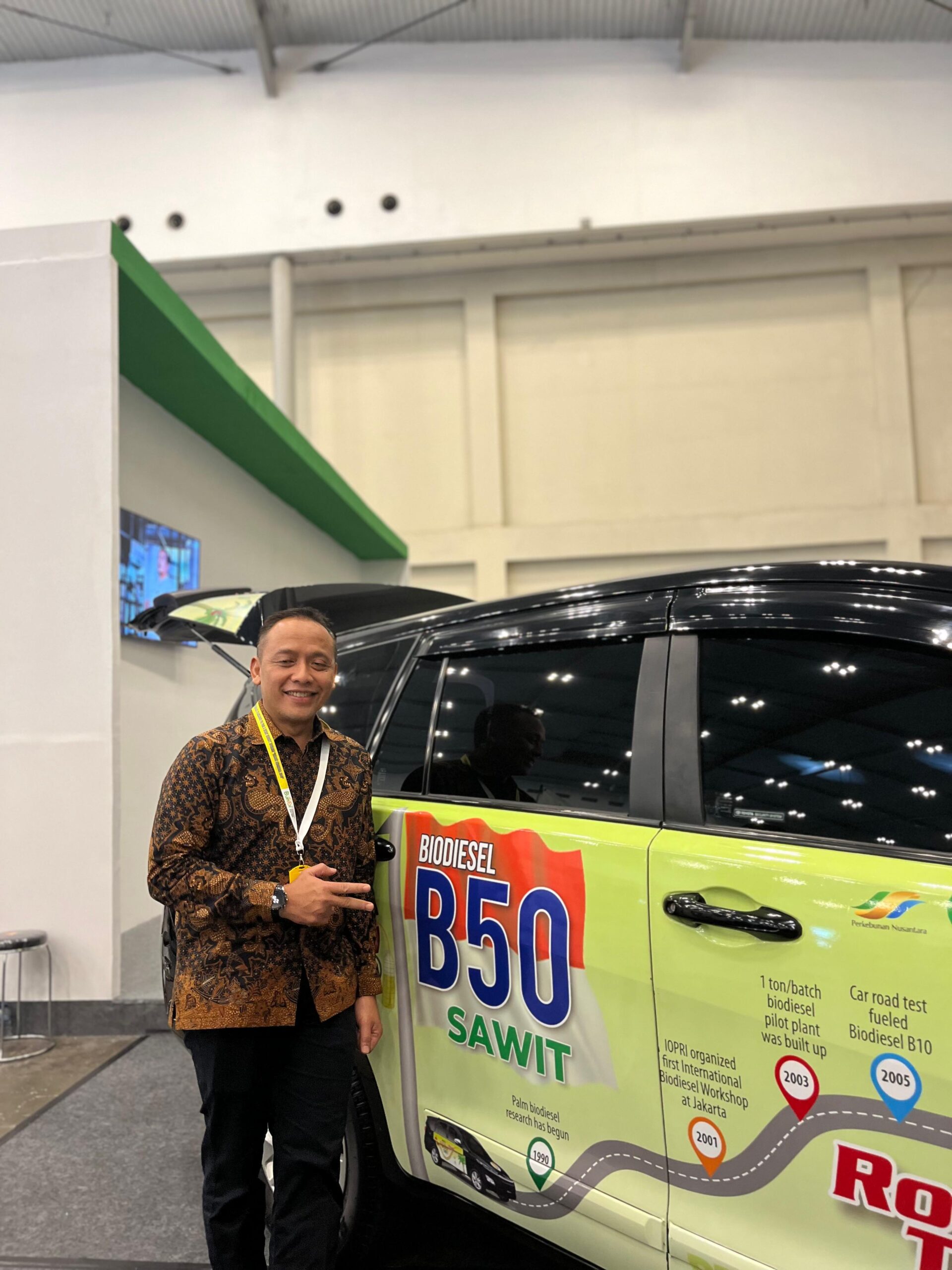 DIREKTUR Utama PTPN IV PalmCo Jatmiko K Santosa di samping kendaraan yang telah berhasil melakukan road test lebih dari 170 ribu kilo dengan B50. PTPN IV PalmCo mendukung mandatory B35 yang diterapkan pemerintah melalui rencana pembangunan pabrik biodiesel dan mendorong produksi CPO nasional melalui peningkatan produktivitas sawit rakyat. Waspada/Ist