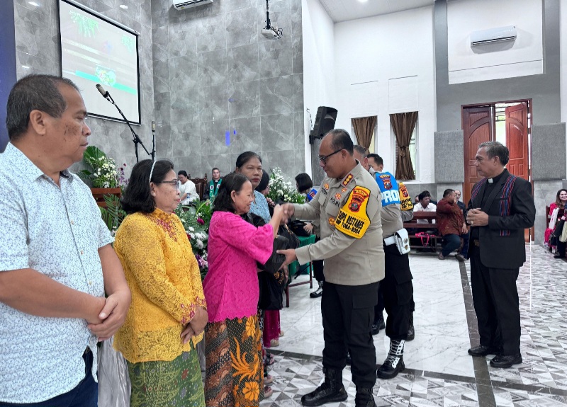 Kegiatan Minggu Kasih, Kapolrestabes Medan Salurkan Bantuan Sembako Dari Kapolda Sumut