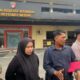KORBAN penipuan arisan online, Intan dan kuasa hukumnya Sevendy Christyan Sihite mendesak pihak kepolisian menahan tersangka. Waspada/Ist
