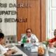 PENJABAT (Pj) Bupati Serdang  (Sergai) Parlindungan Pane SH, ketika menerima tim koalisi pewarta, aktivis, lembaga bantuan hukum (LBH), dan LSM. Waspada/ist