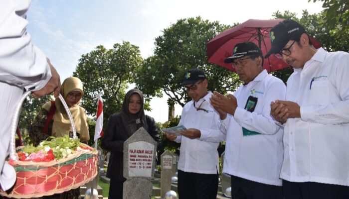 Direksi RS Adam Malik Tabur Bunga Di Makam Pahlawan Haji Adam Malik Batubara Sambut HKN