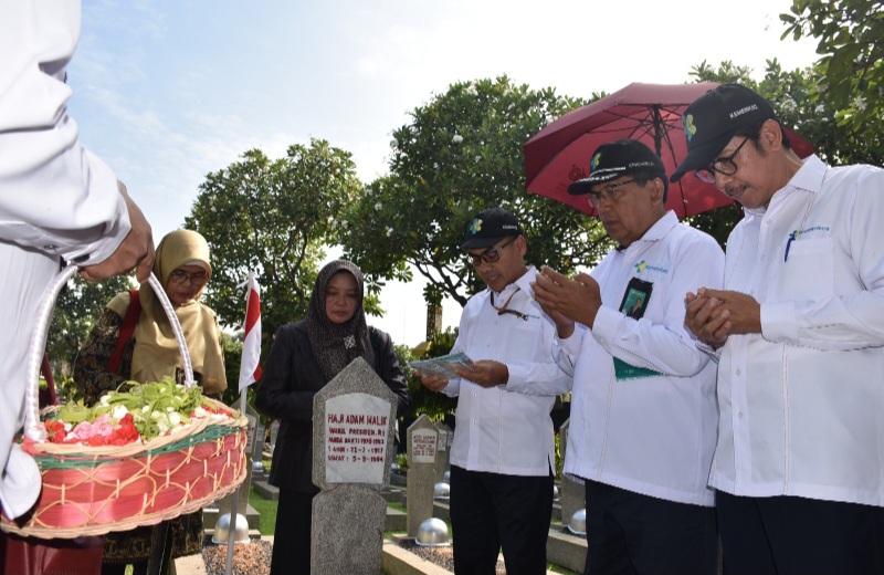 Direksi RS Adam Malik Tabur Bunga Di Makam Pahlawan Haji Adam Malik Batubara Sambut HKN