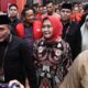 PASANGAN calon (Paslon) Gubsu-Wagubsu nomor urut 2 Edy Rahmayadi-Hasan Basri Sagala, masing-masing didampingi istri, saat memasuki lokasi Debat Publik Kedua, di Hotel Santika, 6 November 2024. Waspada/Ist