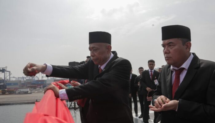 Peringati Hari Pahlawan 2024, Wamensos Agus Tabur Bunga di Perairan Teluk Jakarta