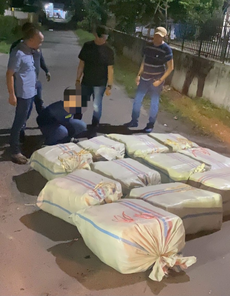 TERSANGKA ersangka pengedar ganja ditangkap dengan barang bukti 272 Kg ganja kering, Sabtu dinihari. Waspada/Ist