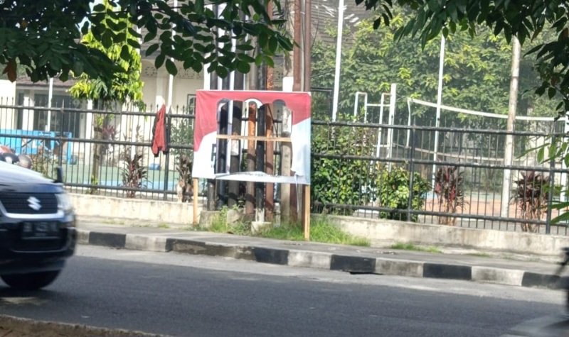 SPANDUK atau alat peraga kampanye Calon Wali Kota Medan No. 2, Prof Ridha Dharmajaya - Abdul Rani dirusak oleh oknum di sejumlah ruas jalan. Waspada/ist