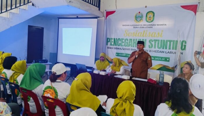 Kepsek SMKN 13 Medan Apresiasi BKOW Sumut Sosialisasi Stunting Dan Tanam Pohon