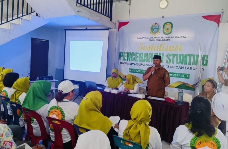 Kepsek SMKN 13 Medan Apresiasi BKOW Sumut Sosialisasi Stunting Dan Tanam Pohon