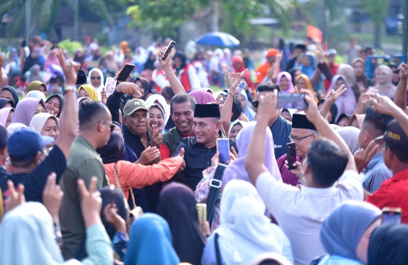 CAGUBSU Edy Rahmayadi, di tengah-tengah masyarakat Paluta. Waspada/Ist