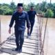 CAGUBSU Edy Rahmayadi, saat meninjau jembatan gantung yang menghubungkan Kabupaten Paluta dan Palas. Waspada/Ist