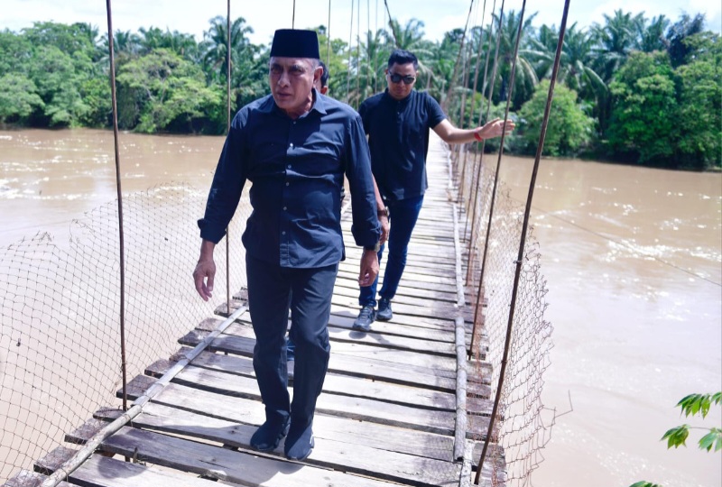 CAGUBSU Edy Rahmayadi, saat meninjau jembatan gantung yang menghubungkan Kabupaten Paluta dan Palas. Waspada/Ist