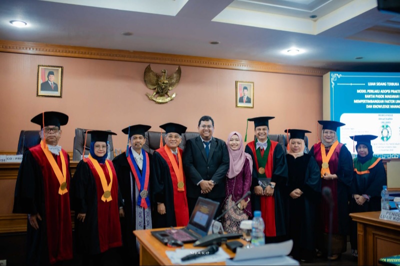 DOSEN Program Studi Teknik Industri USU Ahmad Shalihin berfoto bersama di Biro Rektor USU, Medan, Senin (11/11/2024). Waspada/ist