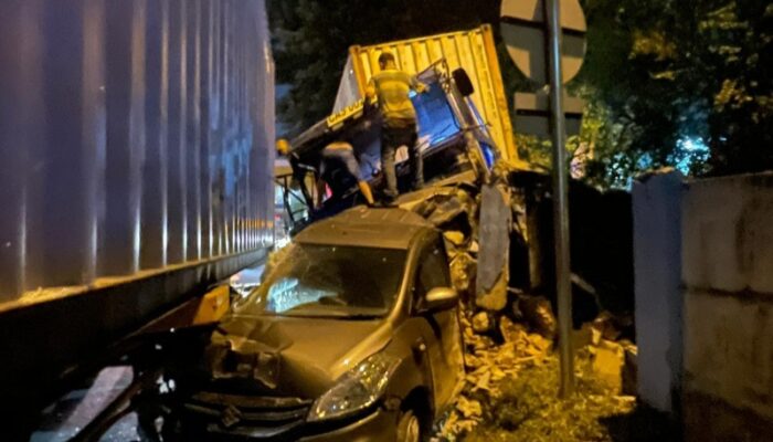 Rem Blong, Truk Kontainer Tabrak Dua Mobil Di Tol Medan Deli