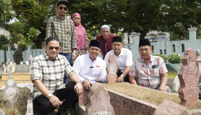 Minggu Tenang Masa Kampanye, Prof Ridha Ziarahi Kakek Buyutnya Di TPU Umum Kayu Besar