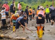 Polsek Pancurbatu Dan Warga Cari Korban Hilang Banjir Bandang Di Sibolangit