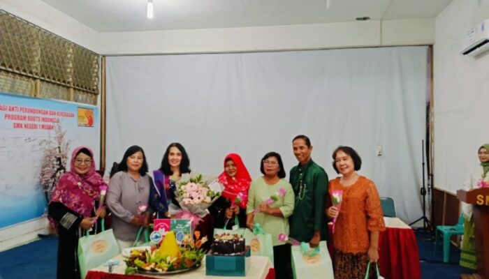 Hari Guru Di SMKN 1 Medan Diwarnai Pelepasan Guru Purna Bhakti