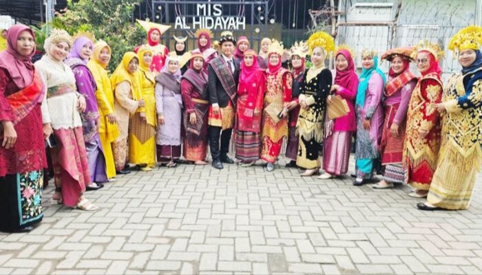 Hari Guru Di Al Hidayah, Guru-Guru Kenakan Pakaian Adat