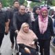 CAGUBSU Edy Rahmayadi, bersama ibunda Hj. Ngadisah Kandar, dan anak serta menantu, berjalan menuju TPS dari kediamannya. Waspada/Ist