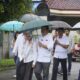 Mesra Sepayung Bersama Istri Tercinta, Profesor Ridha Ditemani Ketiga Putrinya Nyoblos Di TPS 23 Medan Selayang