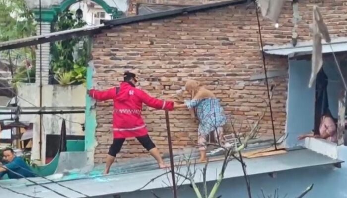 Kapolrestabes Medan Evakuasi Nenek Korban Banjir Di Kampung Baru