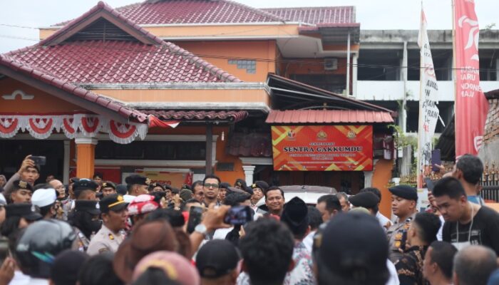 Ribuan Massa Koalisi Aksi Masyarakat Peduli Pilkada Jujur Seruduk KPU dan Bawaslu