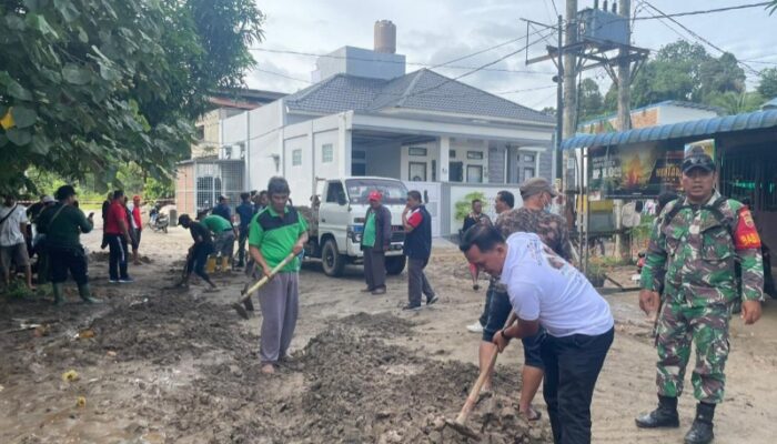 Camat Patumbak Ajak Warga Gotong Royong Bersihkan Lumpur Pasca Banjir