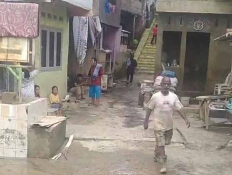 KONDISI terkini pascabanjir di Kampung Aur, Kelurahan Aur, Medan Maimun, Sabtu (30/11), setelah sebelumnya terendam banjir Selasa (26/11/2024) lalu. Waspada/Mahbubah Lubis
