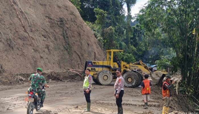 Material Longsor Masih Tutupi Badan Jalan Sembahe – Sibolangit