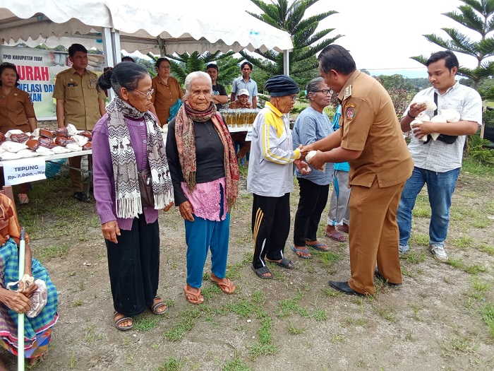 Tekan Inflasi Daerah, Pemkab Toba Gelar Pasar Murah Di Silaen Tekan Inflasi Daerah, Pemkab Toba Gelar Pasar Murah Di Silaen