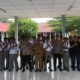 Kepala Smanju Binjai foto bersama dengan para pelajar yang melakukan aksi setelah memberi penjelasan atas tuntutan mereka. (Waspada/ist)