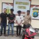 DUA PELAKU pencurian kendaraan bermotor (tengah) di Doloksanggul. Foto : Waspada/Horden Silalahi