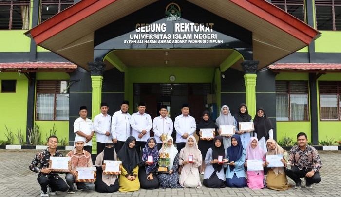 Rektor UIN Syahada Padangsidimpuan, Dr. Muhammad Darwis Dasopang, MAg (5 kanan) foto bersama dengan mahasiswa yang berhasil mengukir prestasi di ajang internasional. Waspada/Ist.