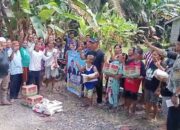 Warga Dusun Ampera yang terdampak banjir, menerima bantuan dari tim relawan Satria. Waspada/Ist