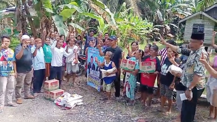 Warga Dusun Ampera yang terdampak banjir, menerima bantuan dari tim relawan Satria. Waspada/Ist
