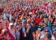 Calon Bupati Yusuf Siregar menggunakan syal Palestina, Calon Wakil Bupati Bayu Sumantri Agung saat berbaur dengan warga Deliserdang. (Waspada/ist).