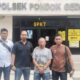 Petugas Satreskrim Polres Pidie saat membawa tersangka ke Polsek Pondok Gede, Bekasi sebelum diterbangkan ke Polres Pidie, Polda Aceh. Waspada/ Ist
