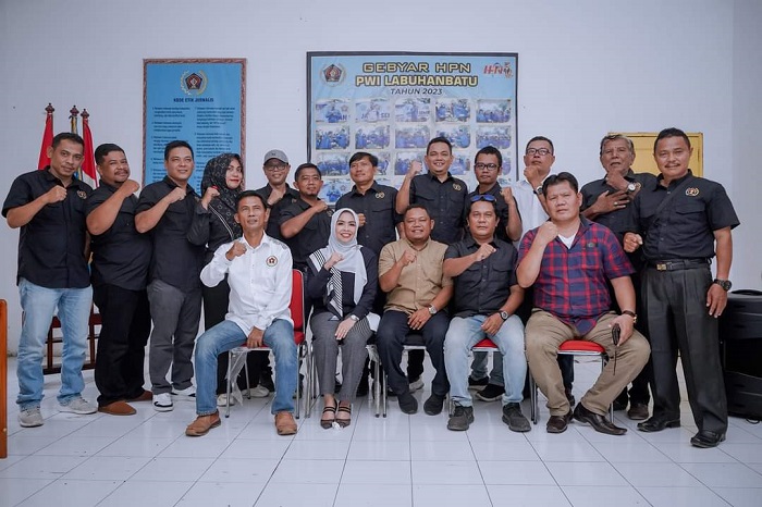Paslon nomor urut 2 Maya-Jamri berfoto bersama PWI Labuhanbatu. (Waspada/ H. Neirul Nizam Aru )