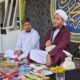 Pimpinan Dayah QAHA, Tengku Jamaluddin bin Abdul Qadir mendampingi Zurriyat Rasulullah SAW, Habib Shaleh bin Yahya dari Tarim, kota seribu wali di Yaman, Selasa (29/10) pukul 10.30 mengisi pengajian di bale beton dayah tersebut. Waspada/Maimun Asnawi