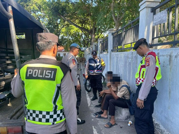 Tampak dua pelajar yang bolos tak berkutik saat ditemukan petugas Polsek Syiah Kuala di tempat persembunyiannya. (Waspada/Zafrullah)