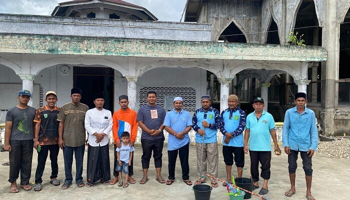 Tidak Pernah Lelah, BKPRMI Bersama Pemuda Bersih-bersih Masjid