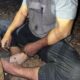 Jasad AMH, salah seorang pejabat administrator di Dinas Perukim Labusel ditemukan meninggal dunia di kebun karet di Desa Aek Goti, Kec. Silangkitang, Kab. Labusel, Minggu (10/11). Waspada/Deni Daulay