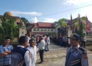 SUASANA di depan kantor DPRK Subulussalam beberapa saat jelang debat. Foto diambil, Senin (11/11). (Waspada/Khairul Boangmanalu)