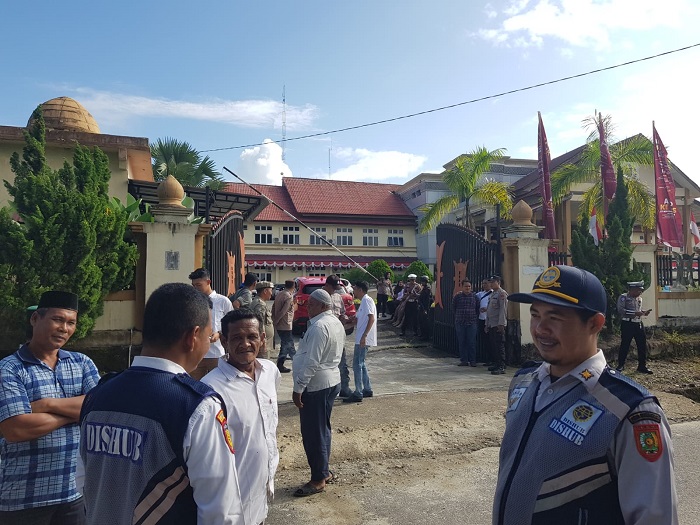 SUASANA di depan kantor DPRK Subulussalam beberapa saat jelang debat. Foto diambil, Senin (11/11). (Waspada/Khairul Boangmanalu)