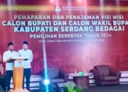 Calon Bupati dan Wakil Bupati Sergai periode 2024-2029 nomor urut 1, Darma Wijaya dan Adlin Tambunan saat menjawab pertanyaan moderator pada acara Penajaman Visi Misi Calon Bupati dan Wakil Bupati Sergai Pemilihan Serentak 2024 yang digelar KPU Sergai di Hotel Grand Inna Medan, Minggu (10/11) sore kemarin. (Waspada/Edi Saputra)