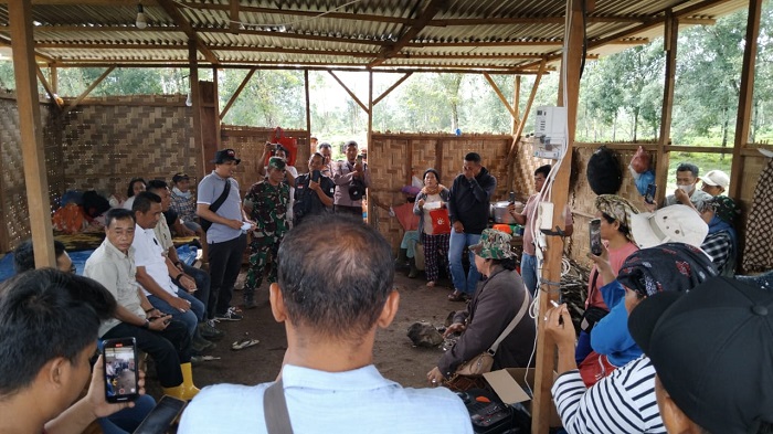 Area Manager PT BSP Tbk Mesdi didampingi Manager HR Area Yudha Andriko, Papam BSP Nelson Rajaguguk, dan Bagian Legal Wahyudi, serta Personil Koramil dan Polsek BP Mandoge, melakukan pertemuan dengan Koptan Tani Gabe Mujur Kopas di Desa Sei Kopas, Kec BP Mandoge, Kab Asahan. Waspada/Sapriadi