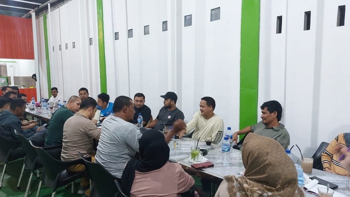 Rapat Panitia Pelantikan Pengutus KNPI yang dilaksanakan Suka Makmue, Senin (11/11).(Waspada/Muji Burrahman)