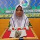Petugas memperlihatkan Ros, IRT warga Desa Alue Sungai Pinang, Kecamatan Jeumpa terduga pelaku pengedar ganja, yang diamankan Senin malam (11/11) lalu, di ruang Sat Resnarkoba Polres Abdya. Selasa (12/11).Waspada/Syafrizal